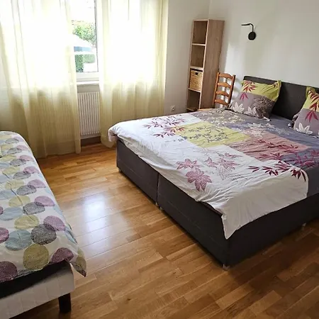 Superbe logement refait à neuf 3 chambres et double parking Appartamento